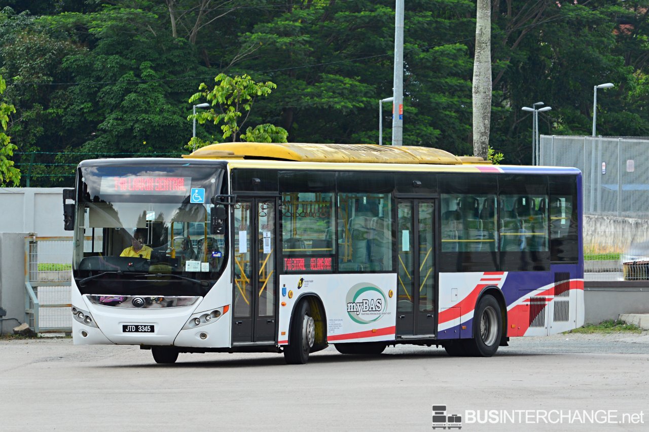 The Yutong ZK6128HG with Yutong bodywork (JTD3345) is seen on myBAS Johor Bahru Bus Service T40 operated by Causeway Link.